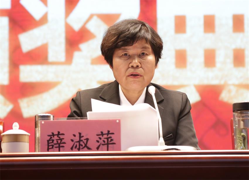集團黨委常委、徐州市樹恩中學總校長薛淑萍同志宣讀表彰決定
