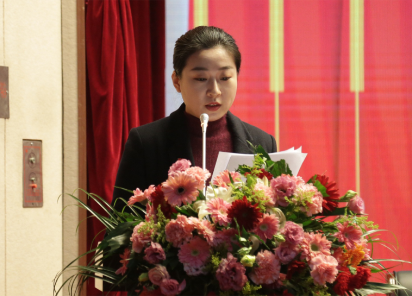 徐州寶潤實業集團第一屆黨委班子選舉大會---于麗娜同志宣讀大會關于通過黨委和紀委報告的決議